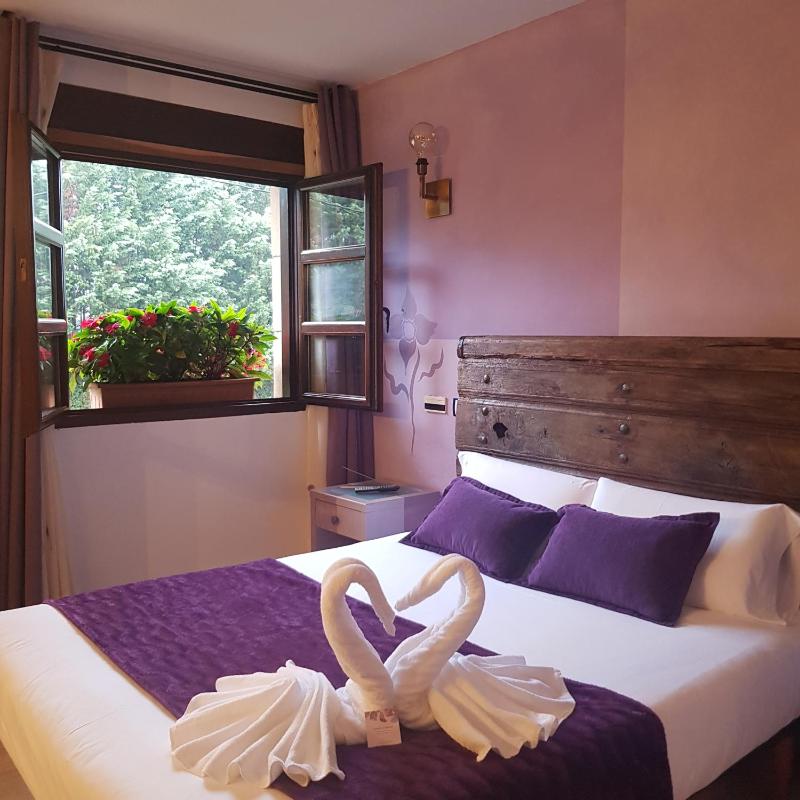 Deluxe Double Room with Hydromassage Bath image 4