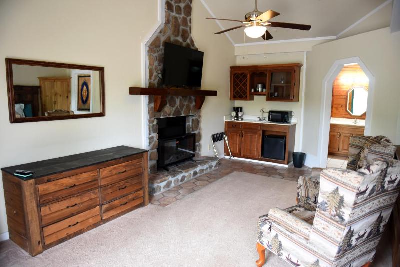 King Suite with Hot Tub and Mountain View image 3