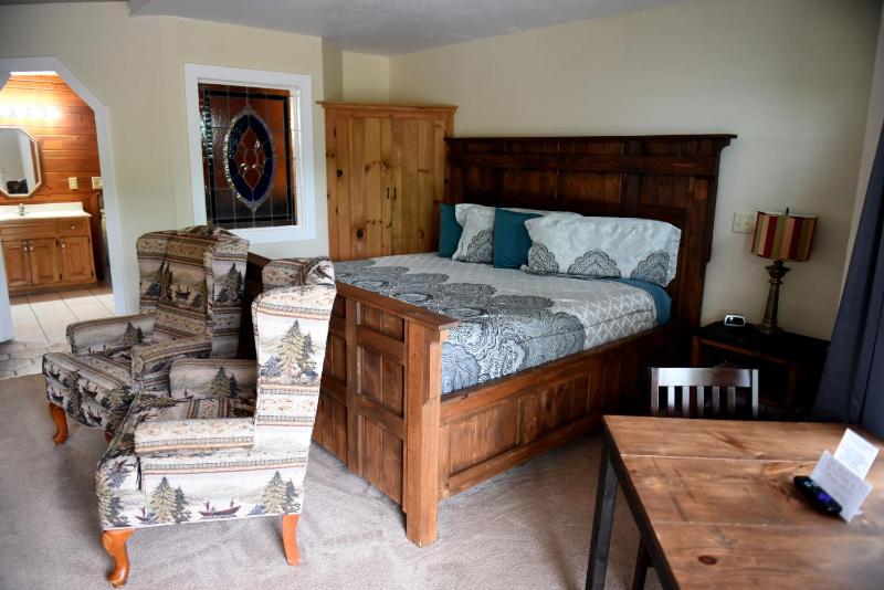 King Suite with Hot Tub and Mountain View image 2