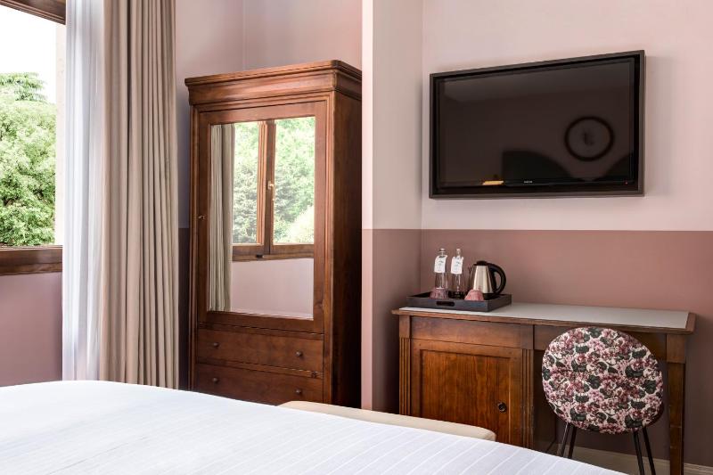 Standard King Room image 3