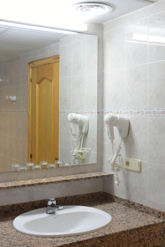 Triple Room (2 Adults + 1 Child) image 2
