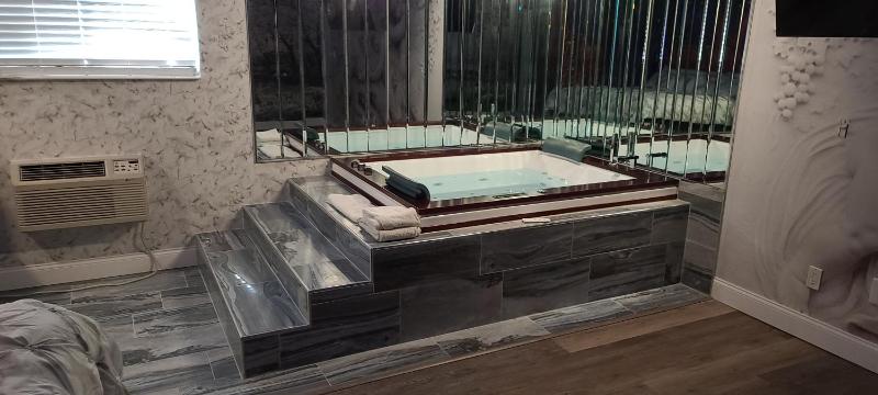King Suite with Spa Bath image 2