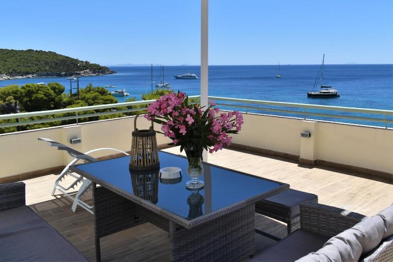 Deluxe Suite with Sea View image 2