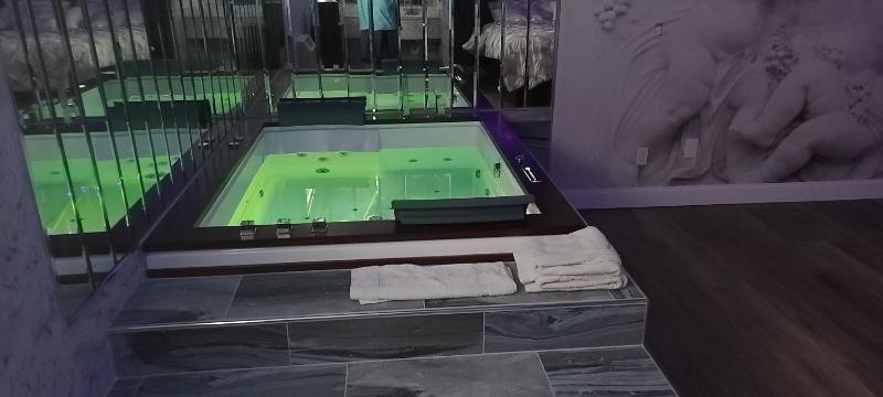 King Suite with Spa Bath image 3