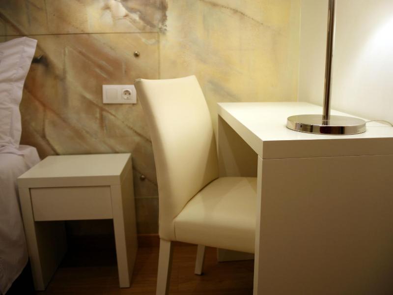 Small Double Room image 3