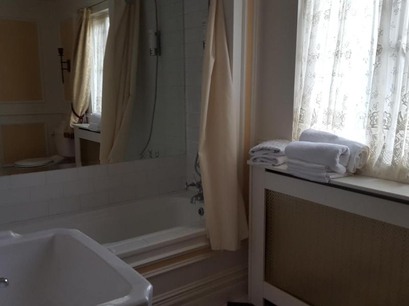 Double Room with Private Bathroom image 2