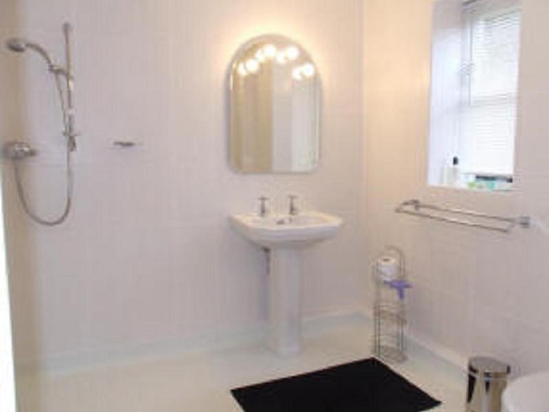Twin Room with Shower image 3