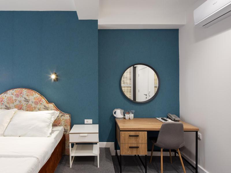 Superior King Room image 4