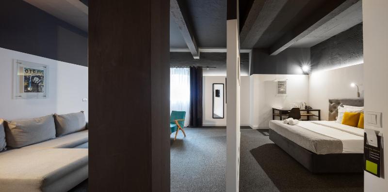 Standard Triple Room image 2