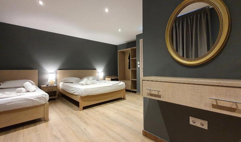 Deluxe Triple Room with Sea View image 3