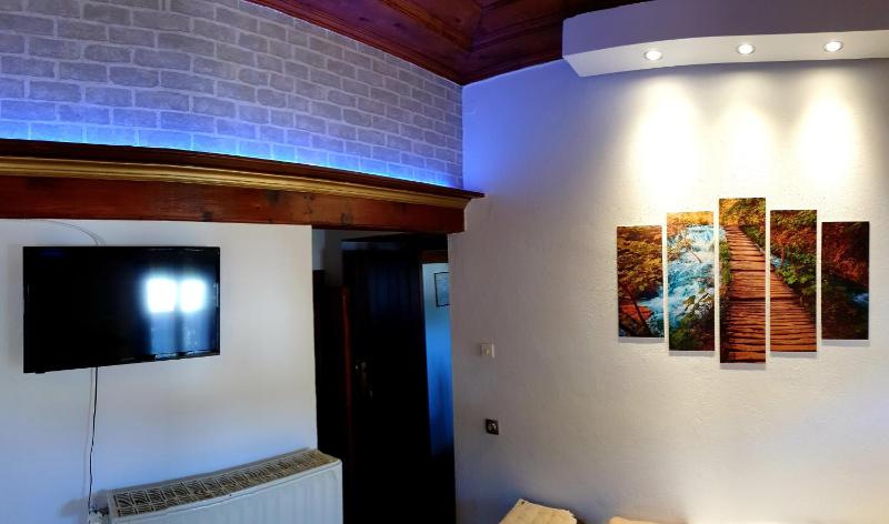 Classic Quadruple Room image 3