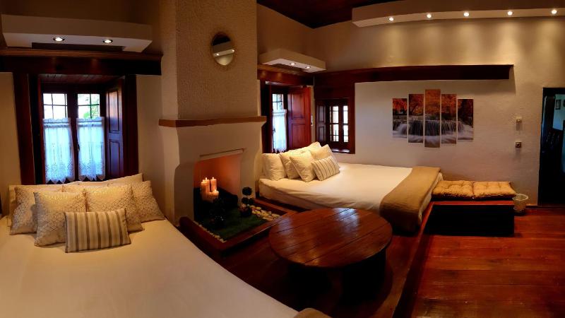 Deluxe Quadruple Room image 4