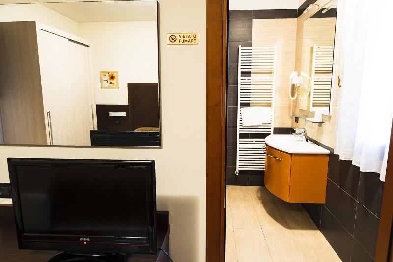 Double Room with Private Bathroom image 3