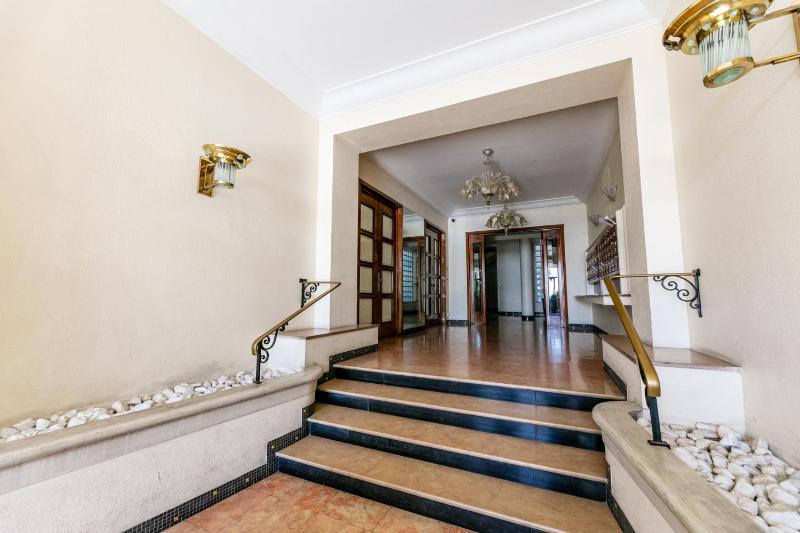 One-Bedroom Apartment image 4