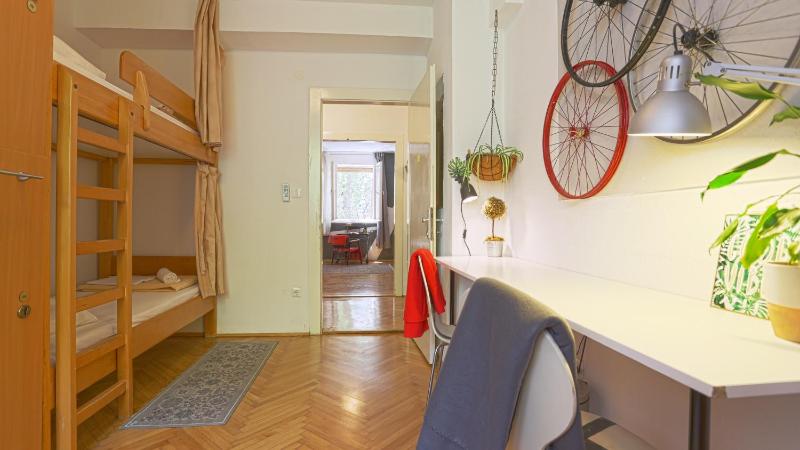 Standard Twin Room with Shared Bathroom image 2