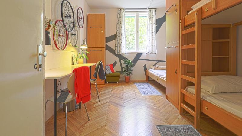 Standard Twin Room with Shared Bathroom image 3