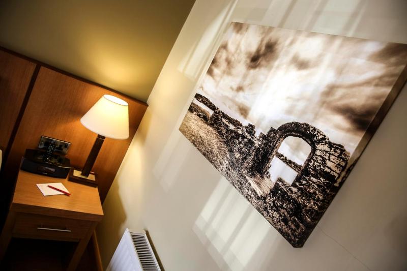 Superior Quad Room image 4