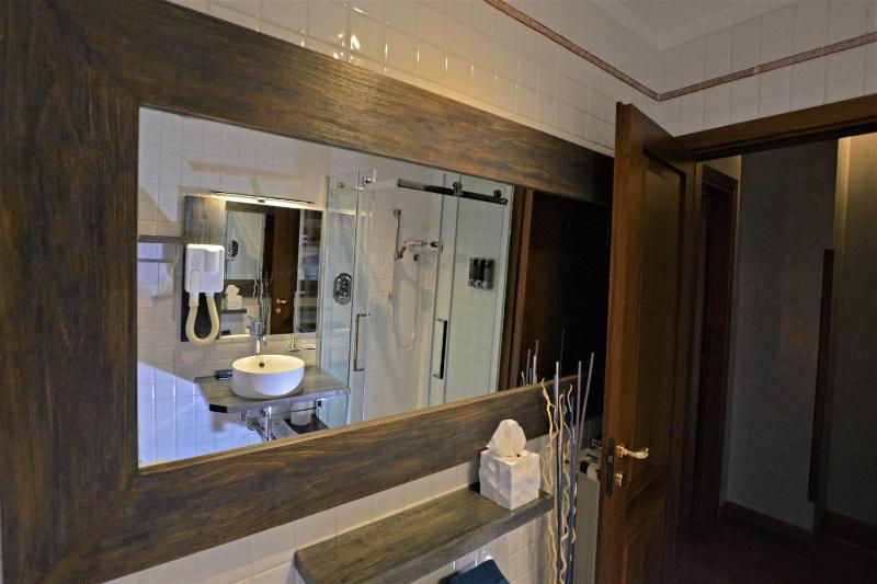 Double or Twin Room with Private Bathroom image 4