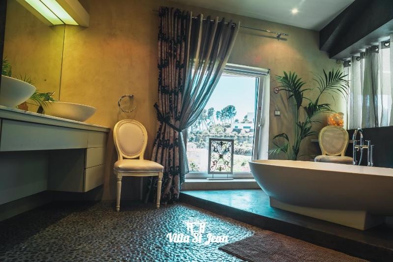 Villa St Jean SUITE Romantique - image 9