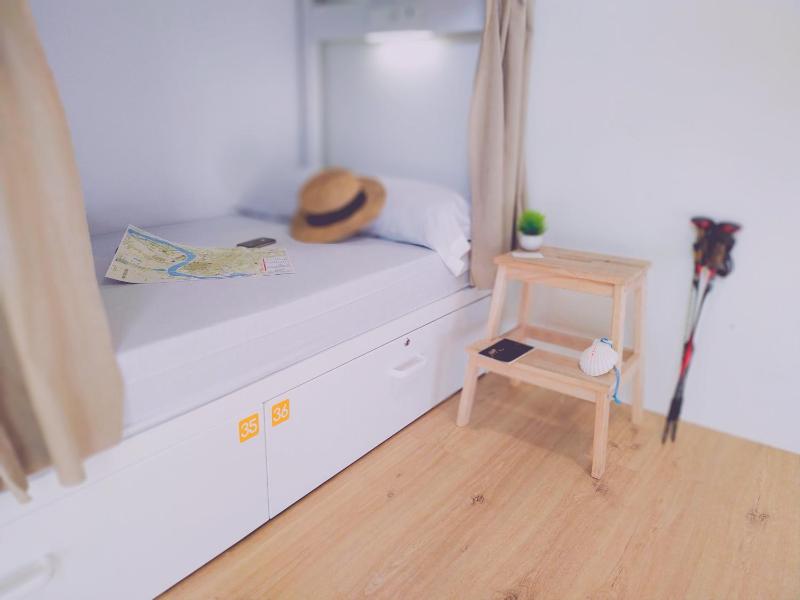 Single Bed in Dormitory Room image 3