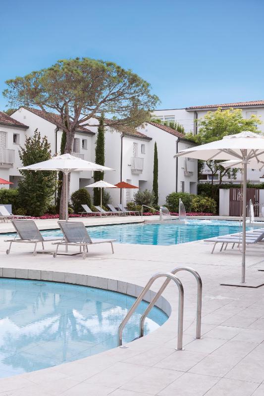 Two-Bedroom Apartment with Pool View image 1