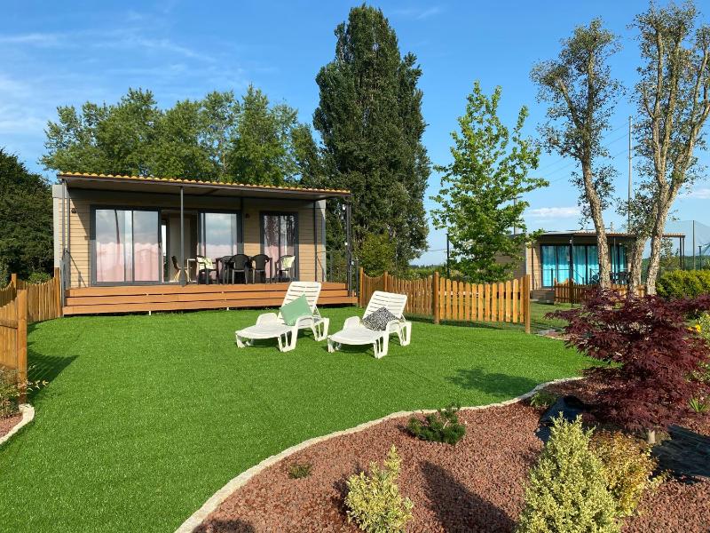 Deluxe Bungalow with Garden View image 3