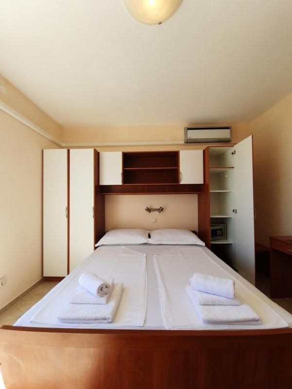 Studio Apartment with Sea View image 2