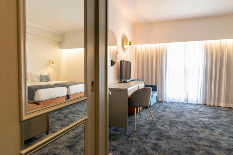 Family Room (2 Adults + 2 Children) image 4