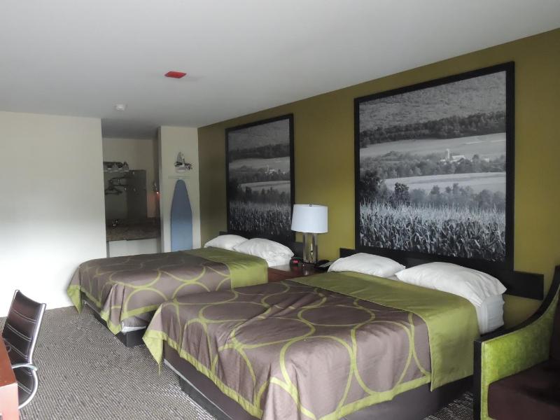 Queen Room with Two Queen Beds - Non-Smoking image 4