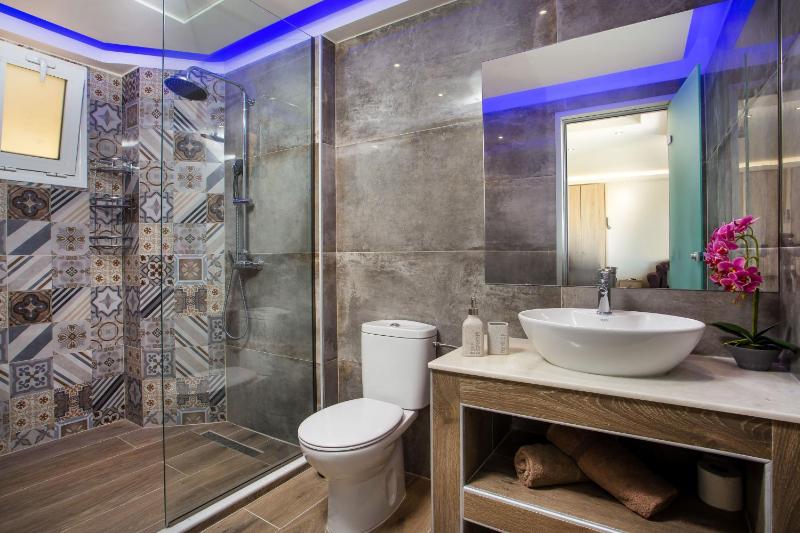 Deluxe Suite with Spa Bath image 2