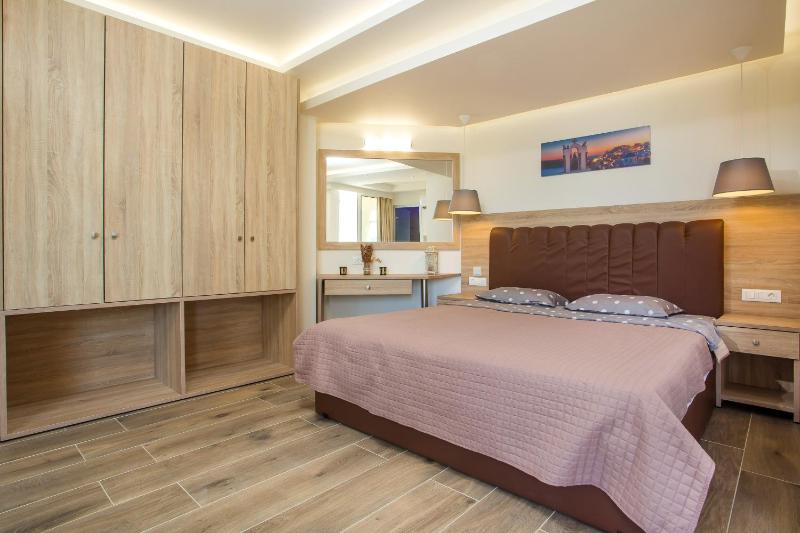 Deluxe Suite with Spa Bath image 3