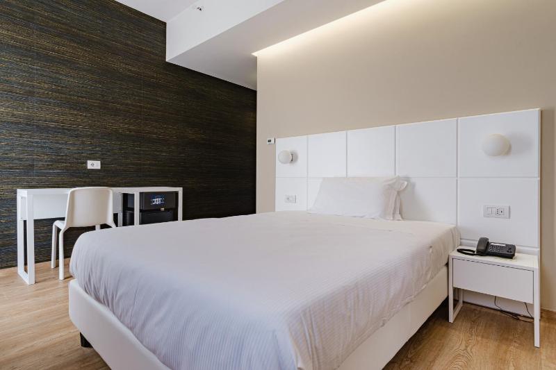 Deluxe Double Room image 3