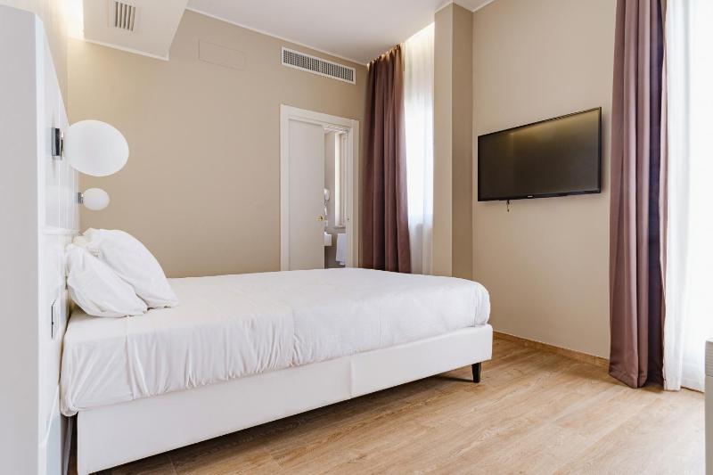 Classic Double Room with French Bed image 3