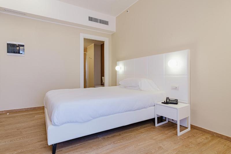 Classic Double Room with French Bed image 4