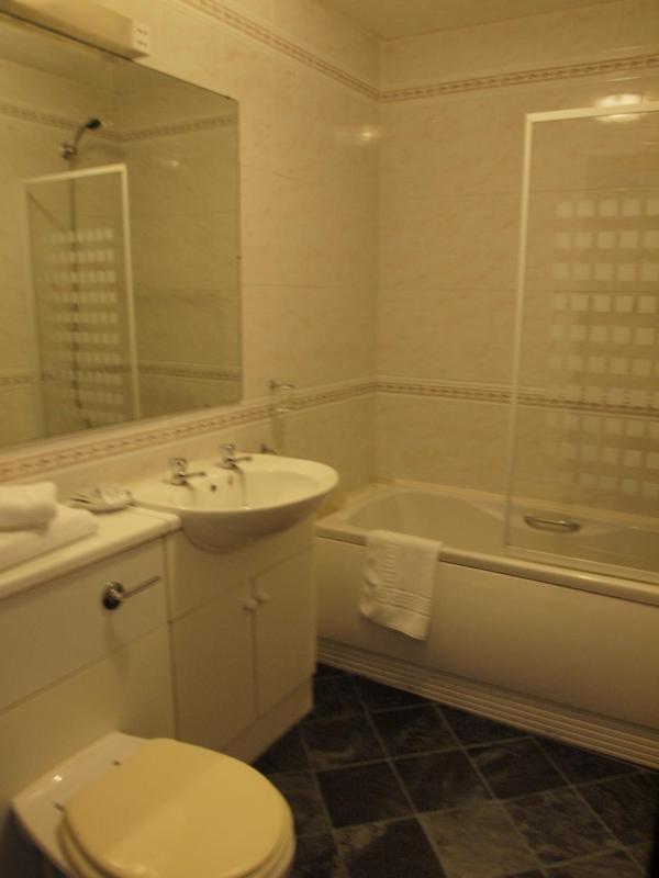 Twin Room image 4