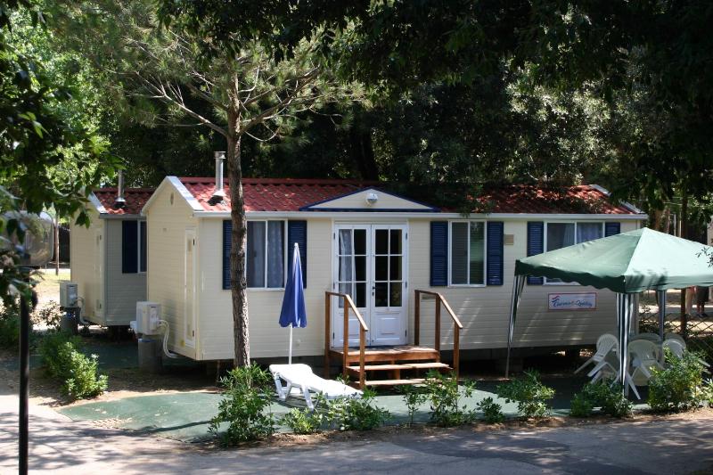 Two-Bedroom Mobile Home (5 Adults) image 1