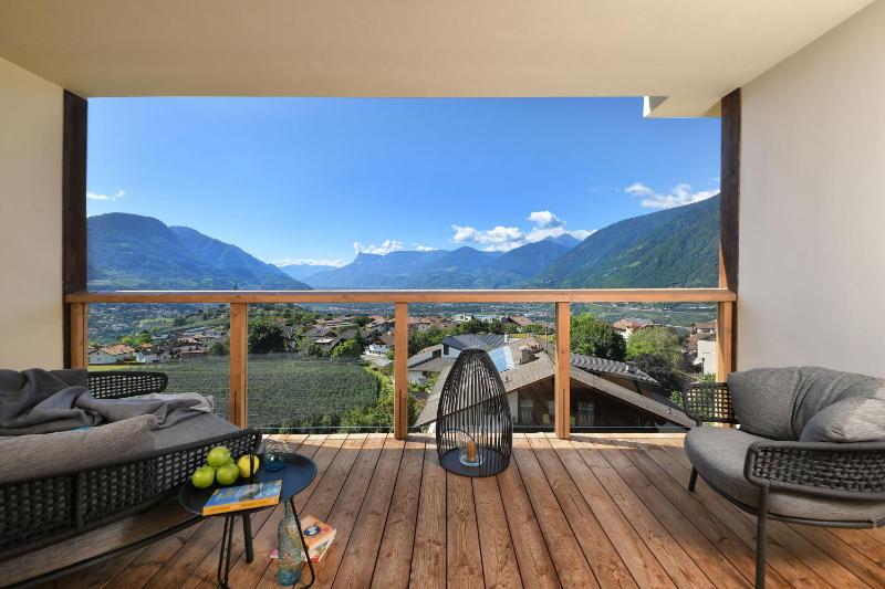 Deluxe Double Room with Balcony image 4