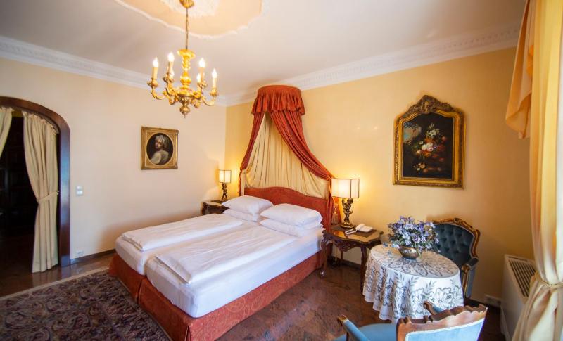 Deluxe Double Room with Balcony image 2