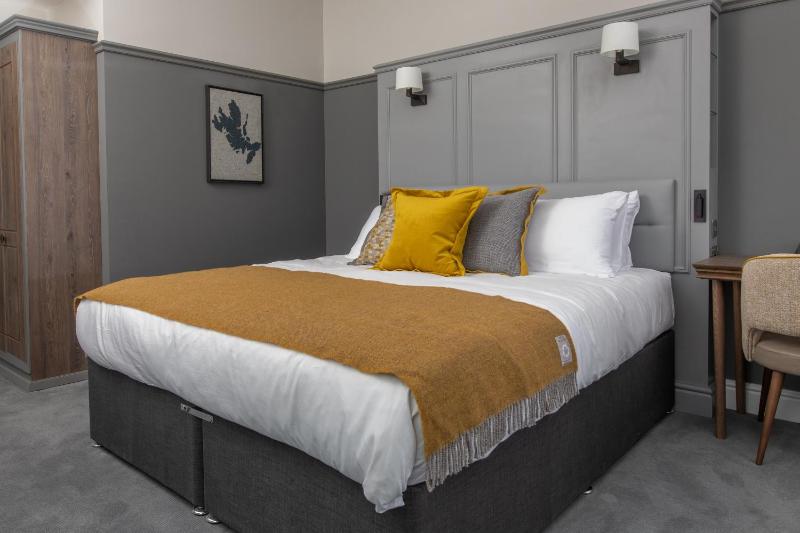 Premier Double Room image 3