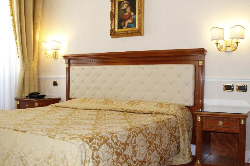 Double or Twin Room image 3