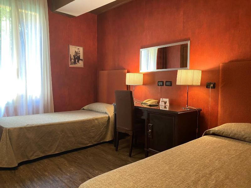 Double or Twin Room image 4