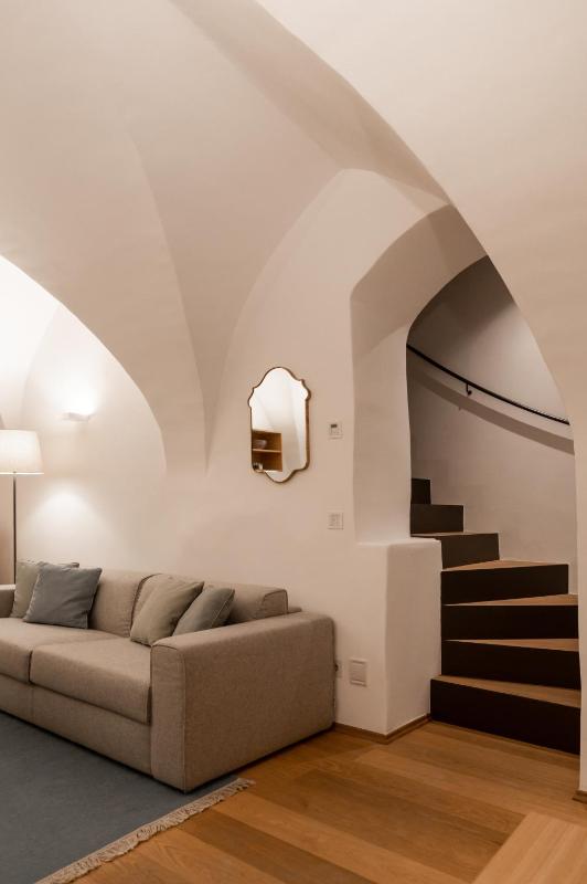 One-Bedroom Apartment - Split Level image 3