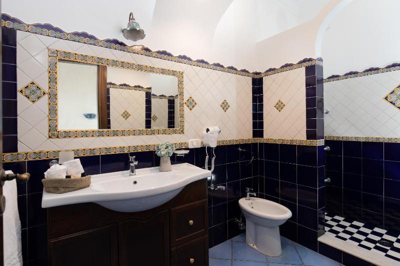 Deluxe Double Room with Sea View image 3