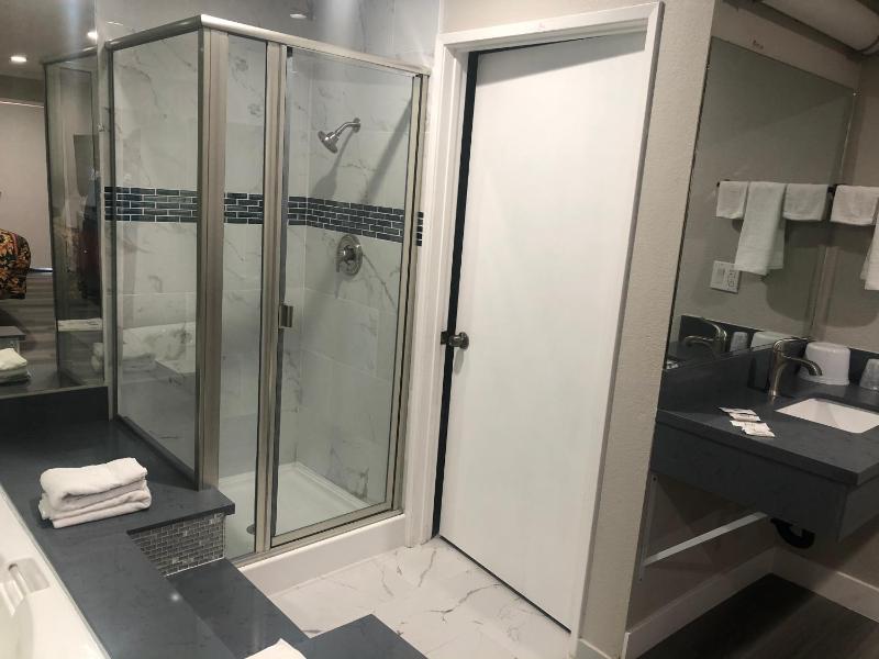 King Room with Spa Bath image 2