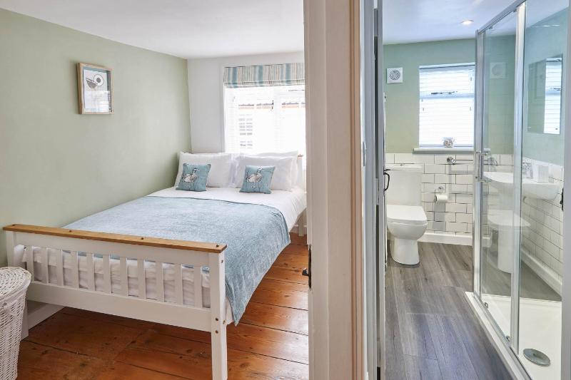 Host & Stay | Dolphin Cottage 1736 - image 15