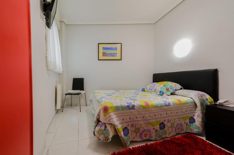Single Room image 3