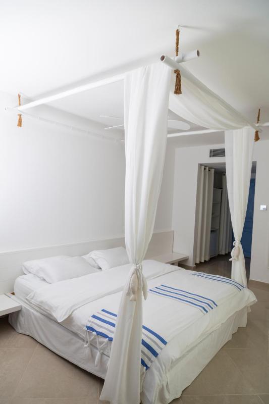 Standard Double or Twin Room with Sea View image 4