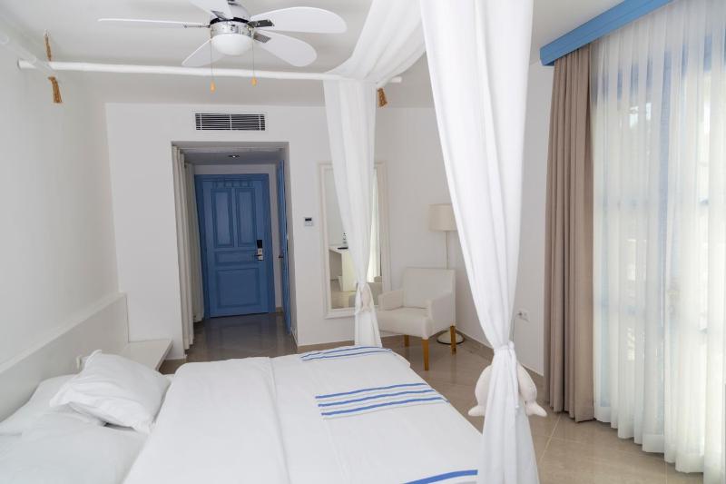 Standard Double or Twin Room with Sea View image 3