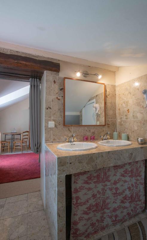 Deluxe Double or Twin Room image 3