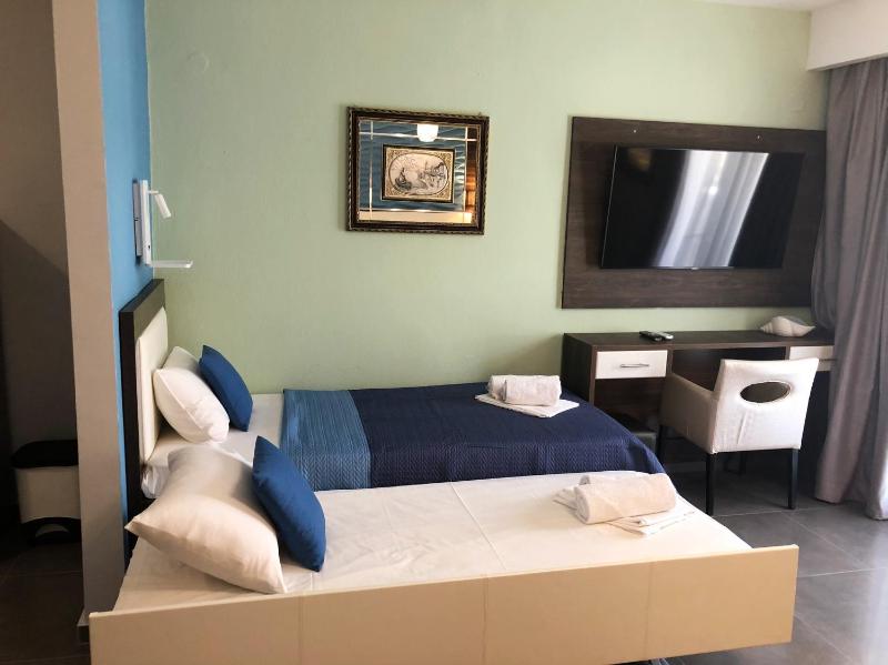 Deluxe Quadruple Room image 2
